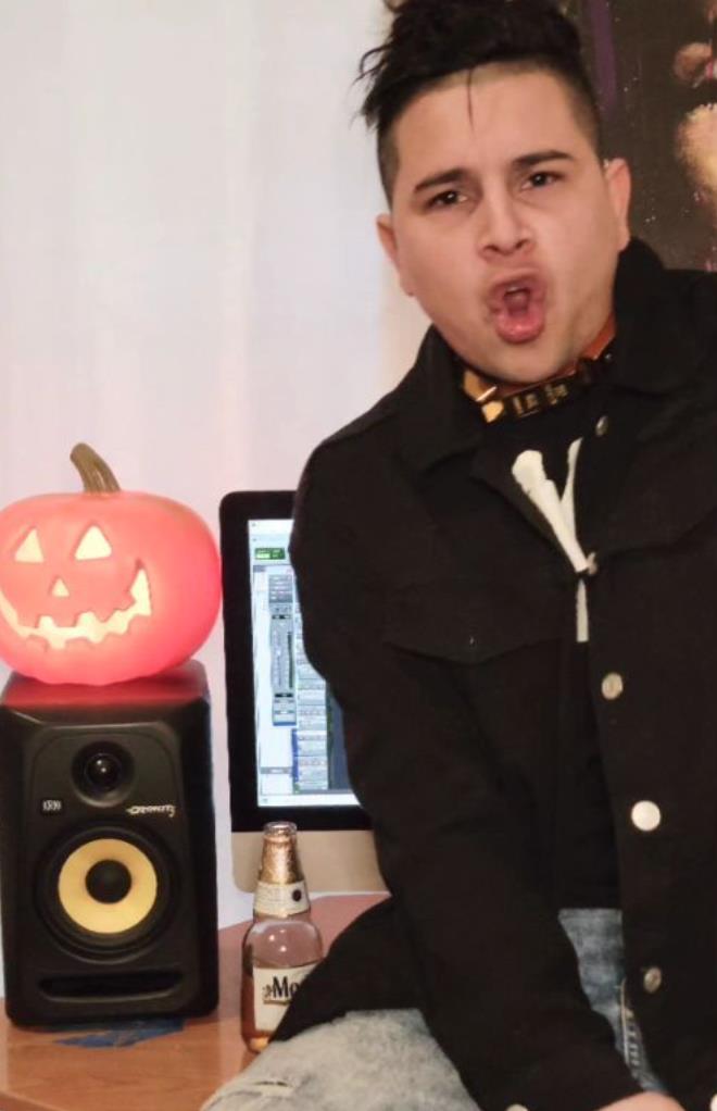 医生|脑门镶钻后，又有歌手钻开头骨植满大金链？网友嘲翻！