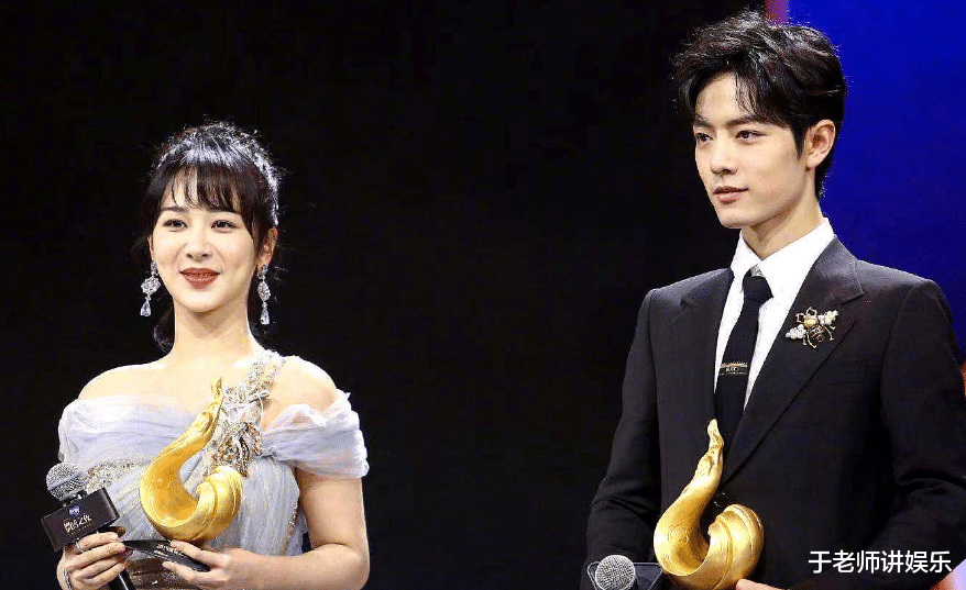 黄晓明|高下立见，肖战半跪帮杨紫提裙摆，好友李现在旁表情冷漠没反应