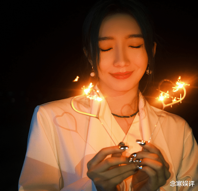 孟美岐|孟美岐分享23岁庆生照，在朋友面前毫无明星架势，合影站在最边上