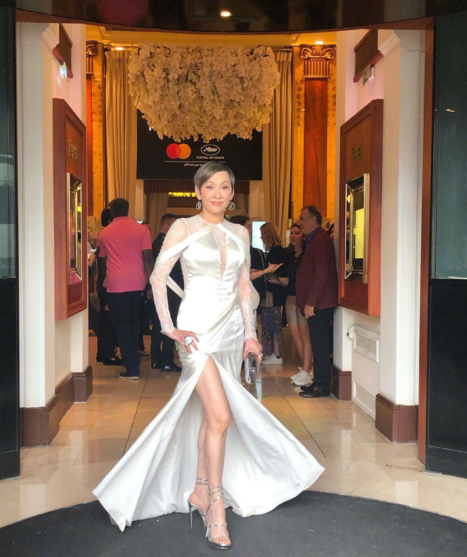 余安安|周润发前妻余安安真胆大，穿一袭白色开叉礼服秀身材，高挑纤瘦