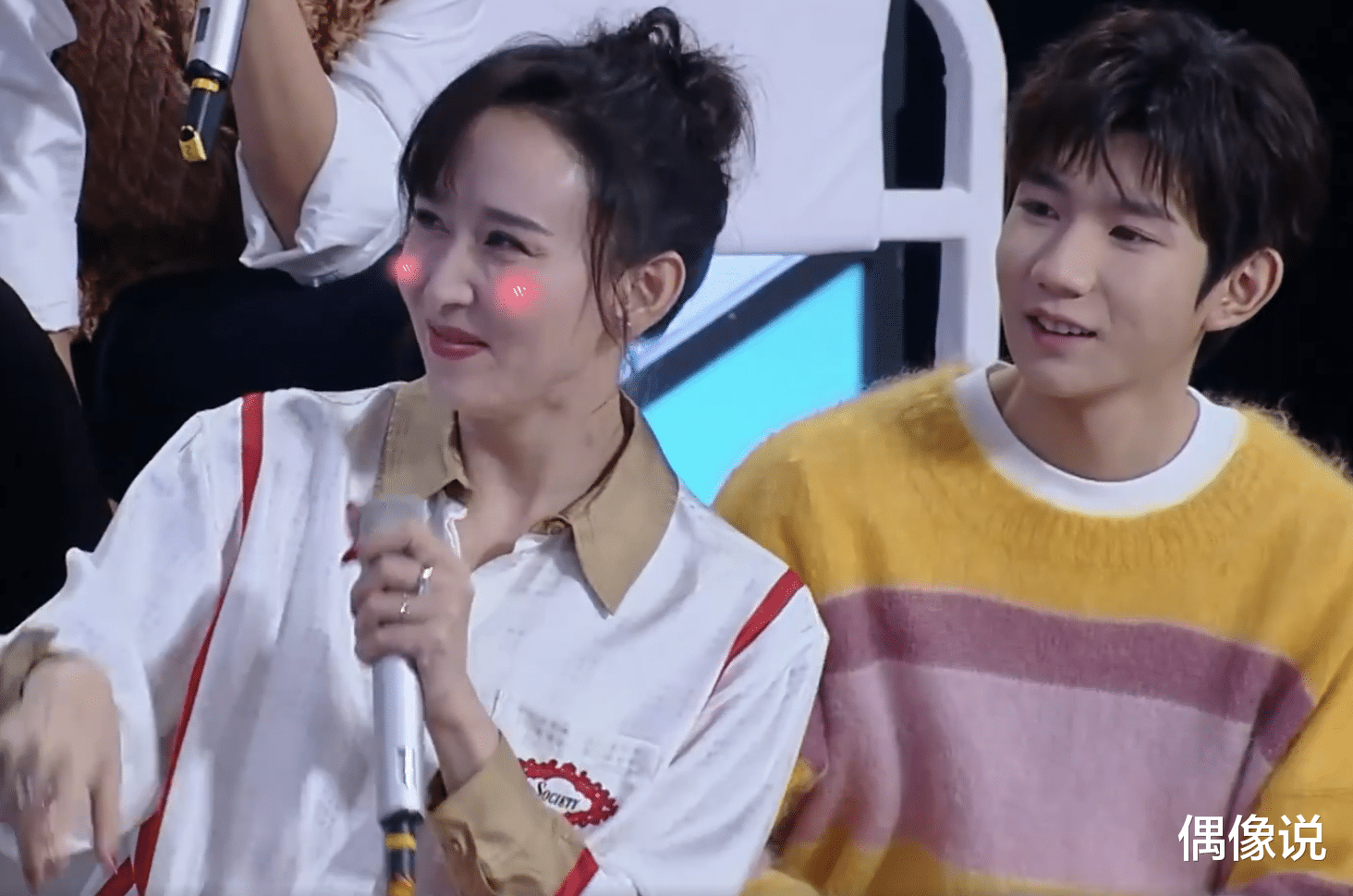 王源|《快本》女嘉宾靠王源肩膀，将胳膊放王源腿上，维嘉吴昕表情微妙