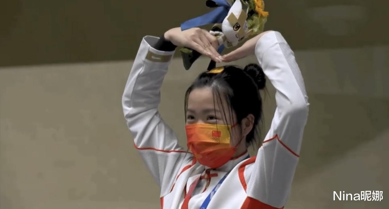 00后|00后清华学霸杨倩真给自己长脸,戴小黄鸭染美甲拿冠,站C位领奖台闪耀东京奥运会