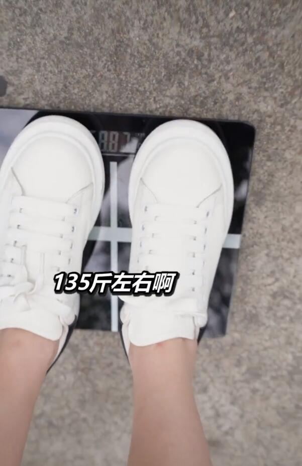 李心艾|演员李心艾减肥失败，对镜子自拍超显胖，被助理调侃：像大狗熊！