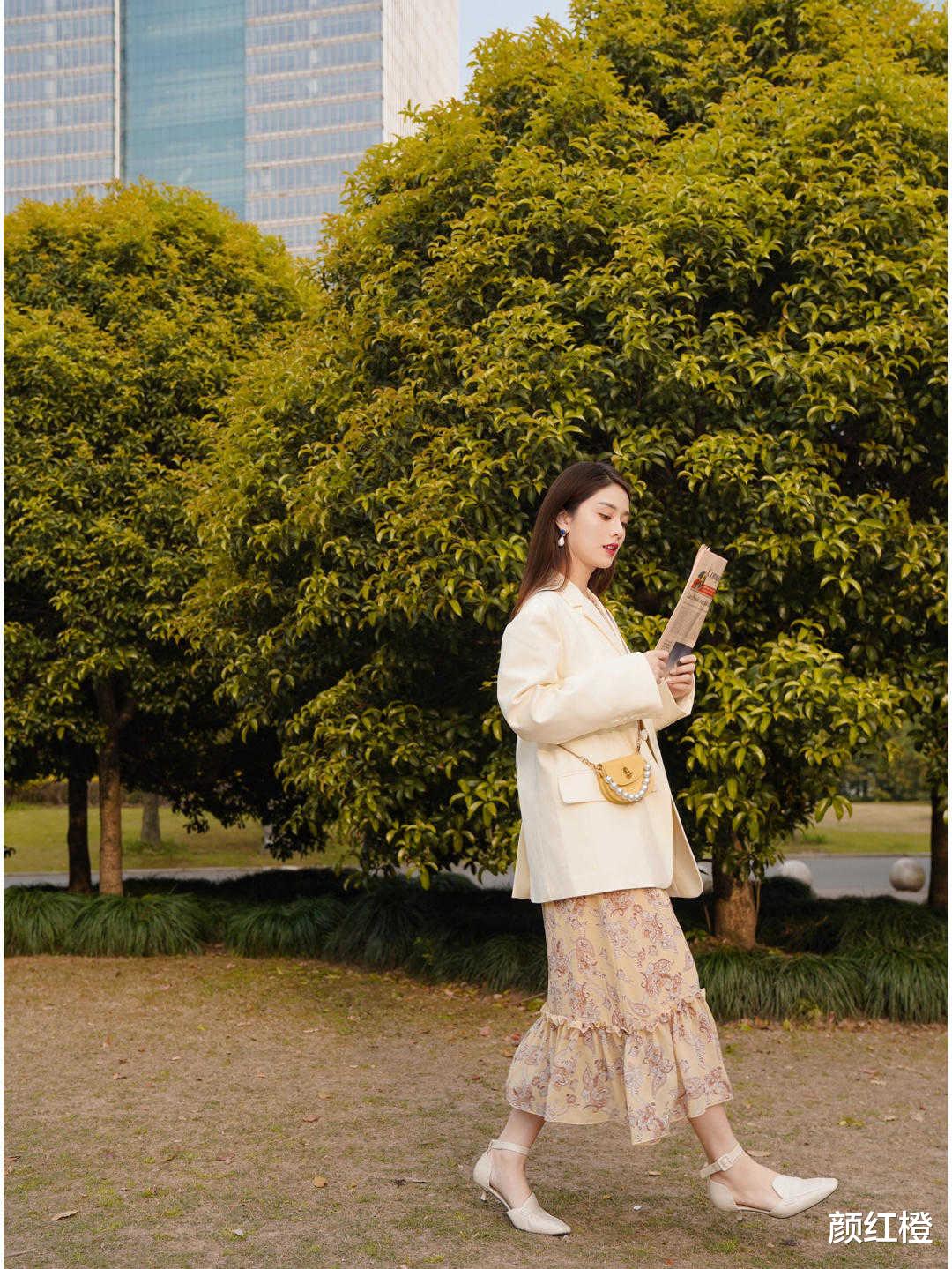 颜红橙 秋天火了一种穿法,叫“西装搭配连衣裙”,甜美温柔有气质,洋气