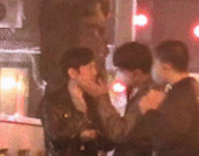 何炅|何炅与男子十指紧扣过马路?他是不是给3千万顶流大瓜挡刀了?