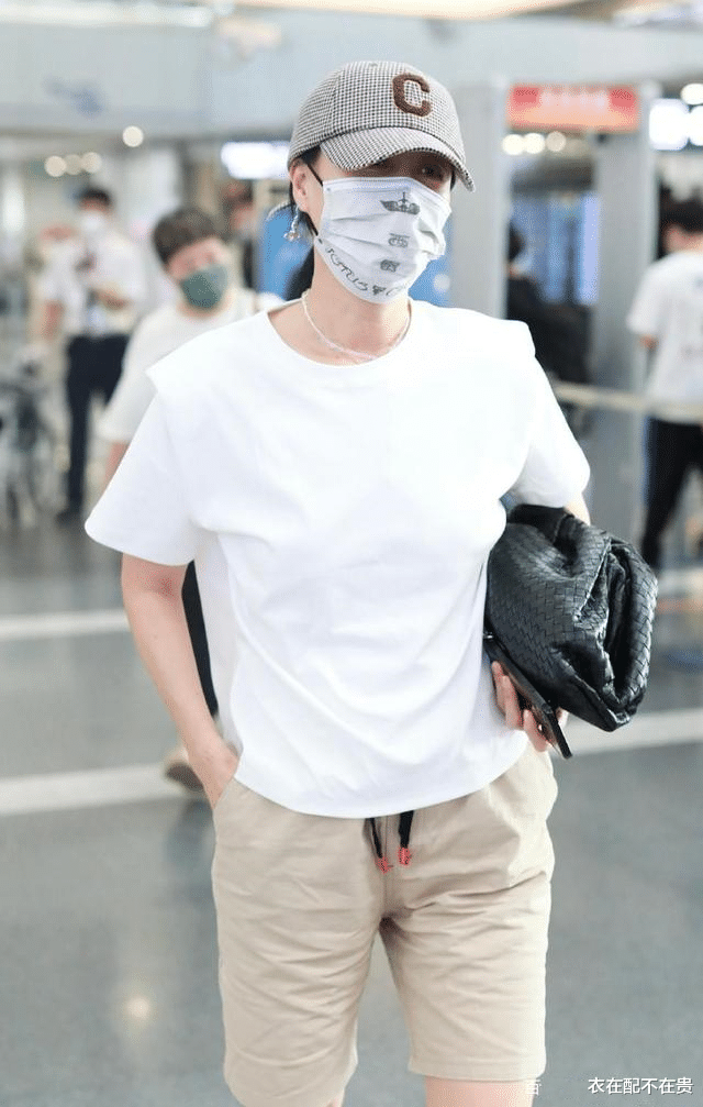 衣在配不在贵|那英走机场挺接地气，皱巴巴的五分裤也敢穿出门，和普通人没区别