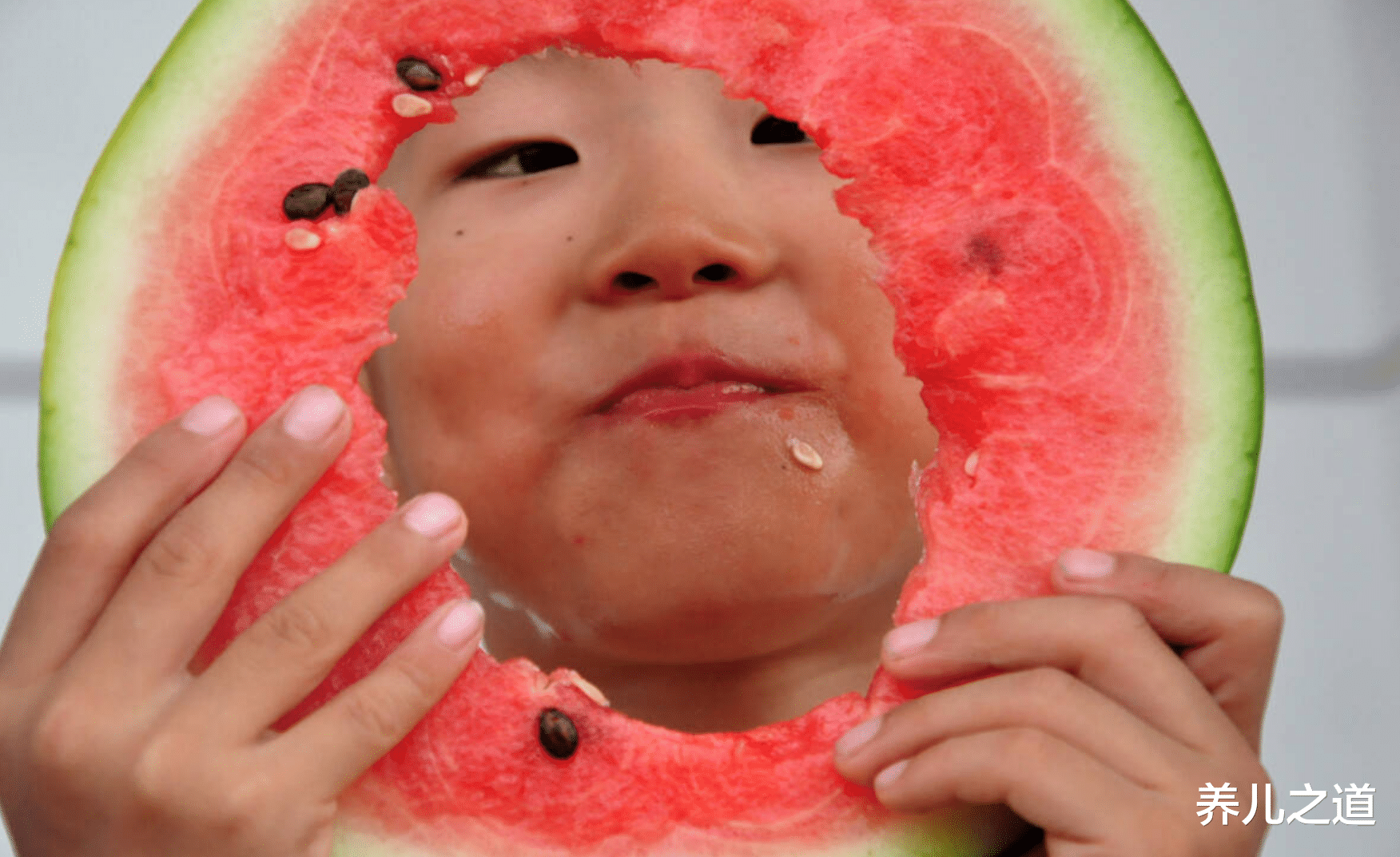 养儿之道|孩子几岁可以吃西瓜?专家建议:小于这一年龄,吃了脾虚又上火
