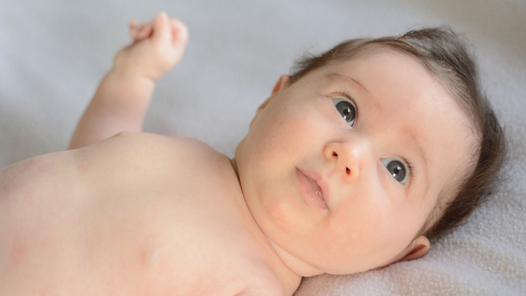 筱筱说育儿|婴儿总是用手搔屁股，母亲多次阻止他，却没想到宝宝是因为生病了