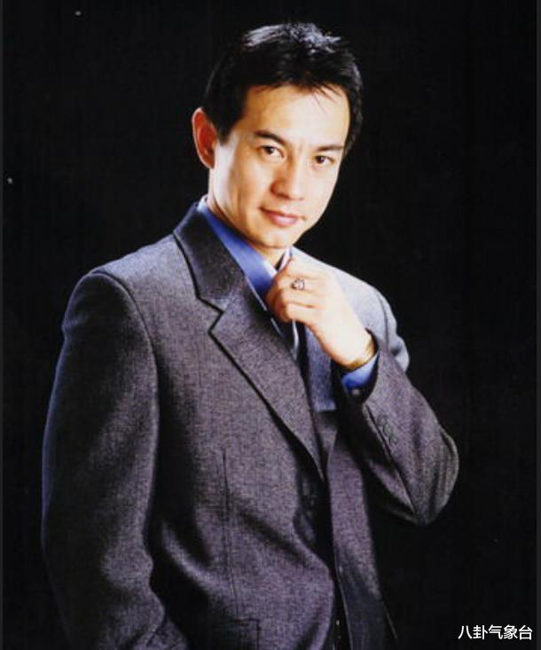 周浩东|演员周浩东，27岁上北电，养父是他前行路上最大的支持