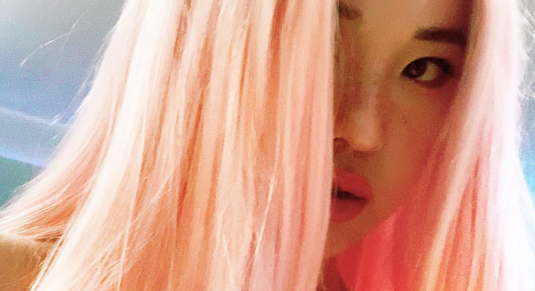 InsDaily|翻版Jennie？这个美女DJ凭“杰尼龟脸”出圈，肉肉身材甜中带辣…