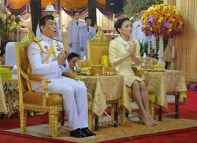 全球时尚风行|泰王真心不喜王后！双眸紧闭难得用心祷告，苏提达穿蕾丝显嫩十岁