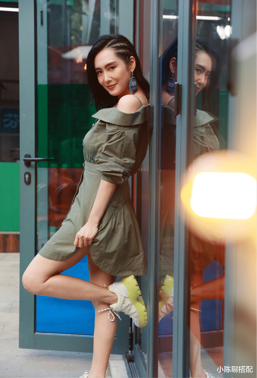 小陈聊搭配|逆龄女神朱茵，年近50风韵不减，她的小个子气质穿搭不能错过