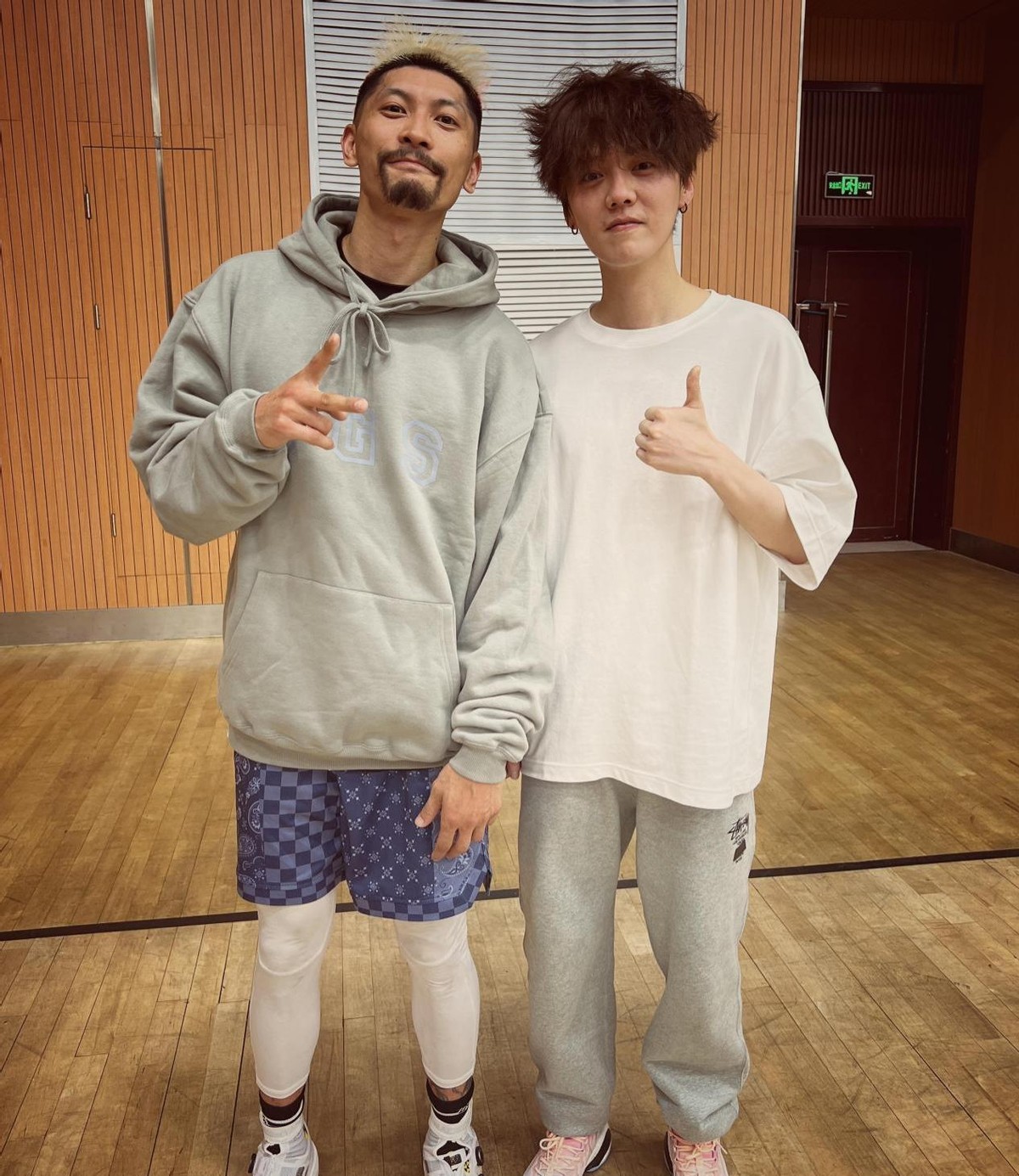 天天有喜|鹿晗邓超私下聚会,和友人约打球,鹿晗素颜出镜头发乱糟糟也很嫩