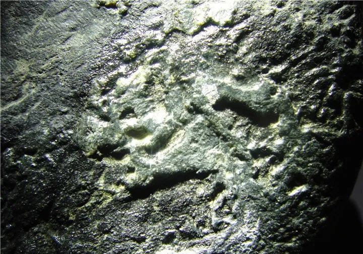 翡翠|什么是翡翠原石的蟒带，赌色的生命带，不识蟒带何言赌石？