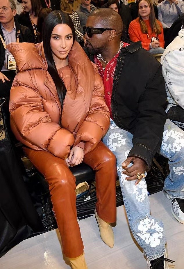 金·卡戴珊|金卡戴珊的44岁黑人前夫与女友公开秀恩爱！22岁嫩模一身黑真高调