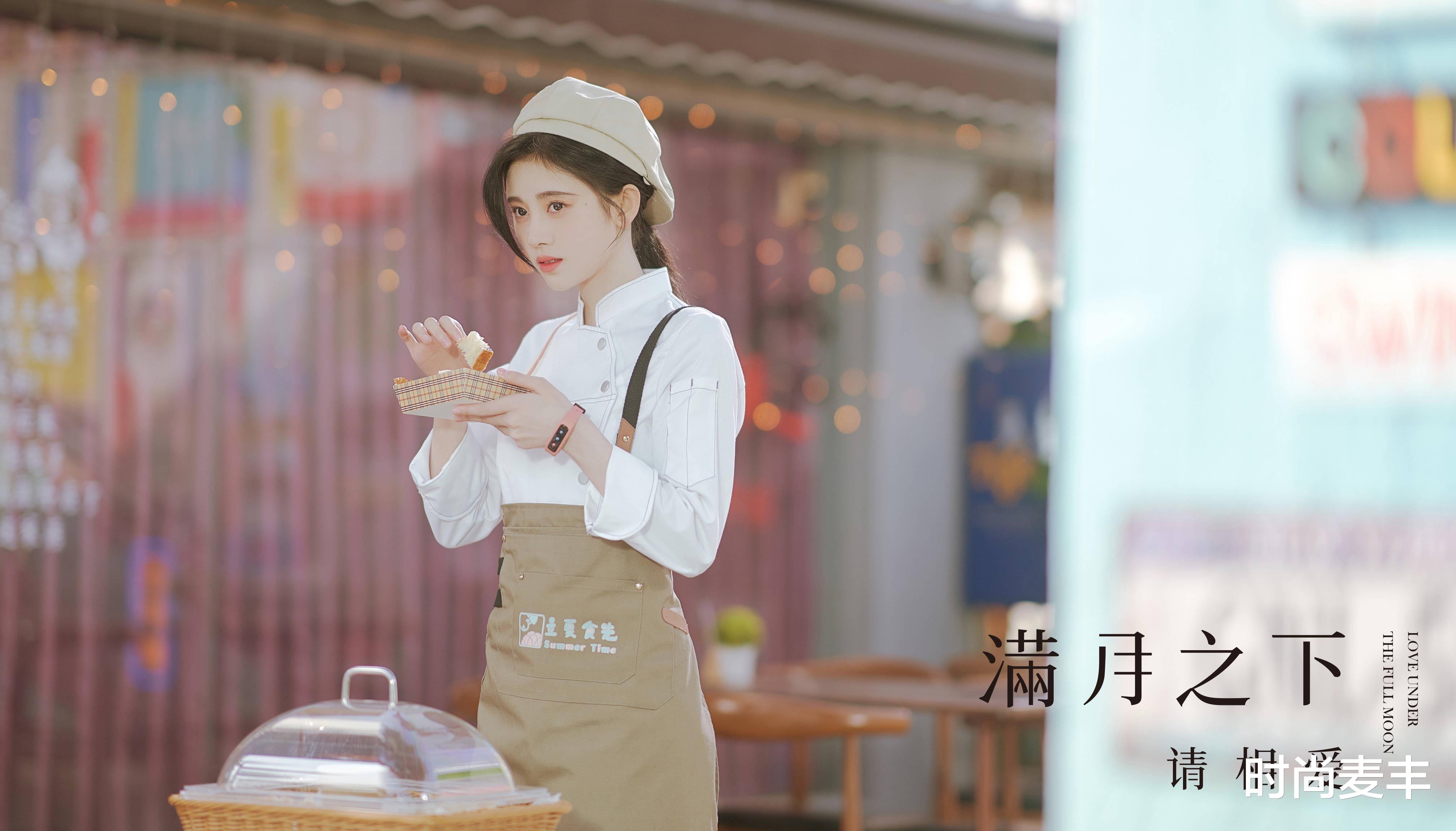 时尚麦丰|鞠婧祎最新美照释出,黑色贝雷帽配早秋宽松开衫和牛仔裤,氛围感满格