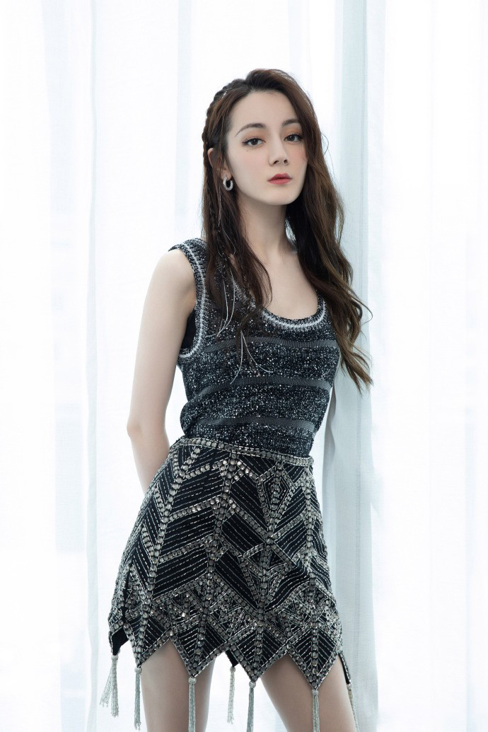混搭时尚Anna|迪丽热巴泳池拍美照，穿1万水晶背心配8千钉珠裙，在国外美得高调