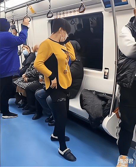 大妈地铁上脱衣跳舞,无视其他乘客眼光,结果手机“啪嗒”掉地上
