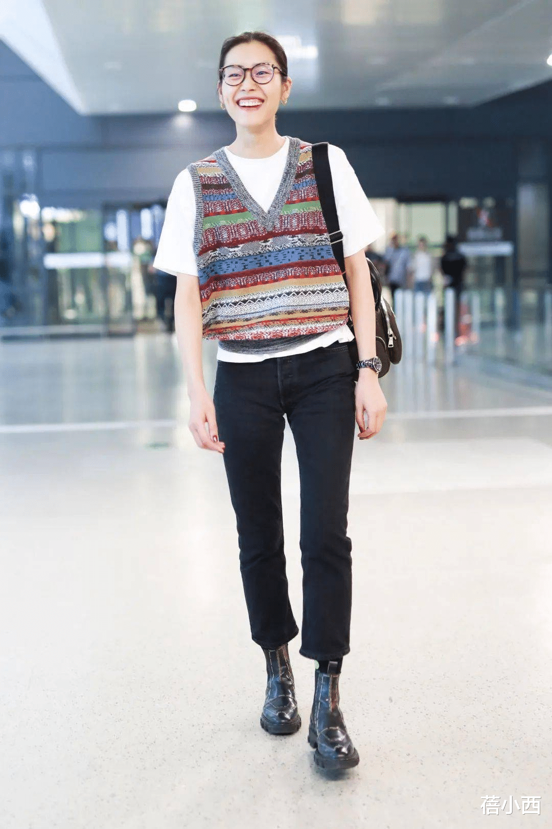 蓓小西|又被范冰冰的私服惊艳！穿针织背心搭配衬衫，再配短裙像个大学生