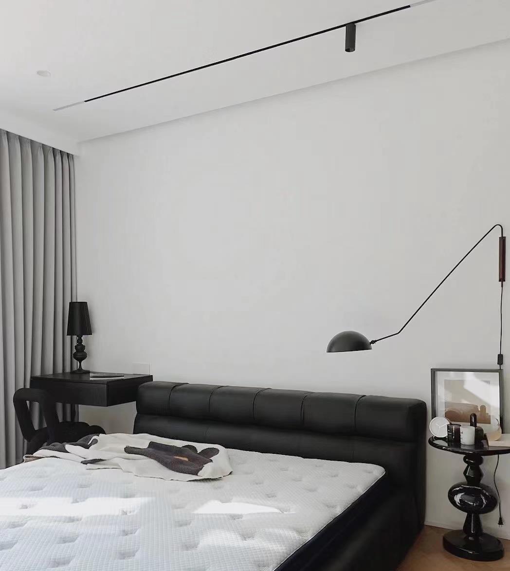 坚持全屋“黑白配”的小夫妻，把家装修的极简纯粹，装出大宅范