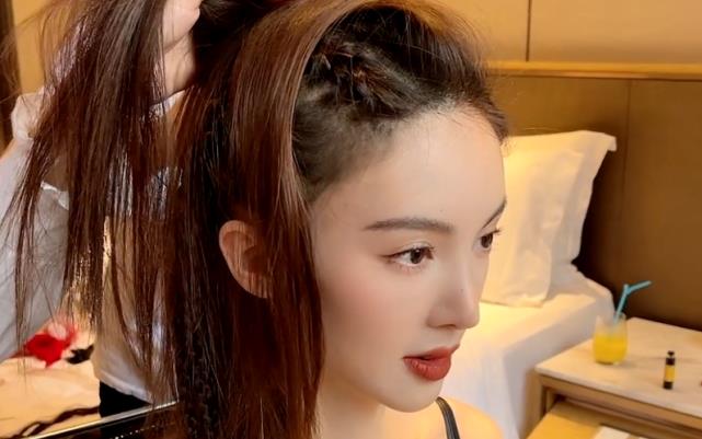 金晨|金晨卧室被拍，无意扫到床头一红袋子，看清是什么：形象不要了？