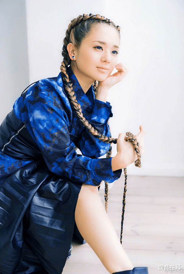 苍井空|36岁苍井空走“叛逆”风！一头脏辫超过腰，穿短裙秀白净美腿