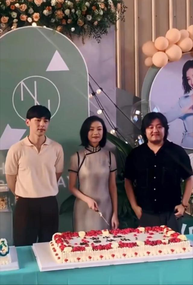 张哲瀚|倪妮剧组庆生，穿旗袍配短发优雅知性，同框邓伦好身材抢镜