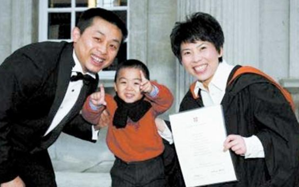 |邓亚萍晒全家福为老公庆生！夫妻搂肩太甜蜜，儿子帅气魁梧更像爸