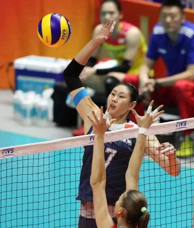 纳喇又蕊|郎平、朱婷第一次爆发矛盾！朱婷拒绝和郎平击掌！