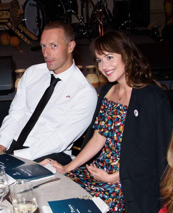 克里斯|《五十度灰》女主和男友到海滩，双腿光洁修长，酷玩主唱发福明显