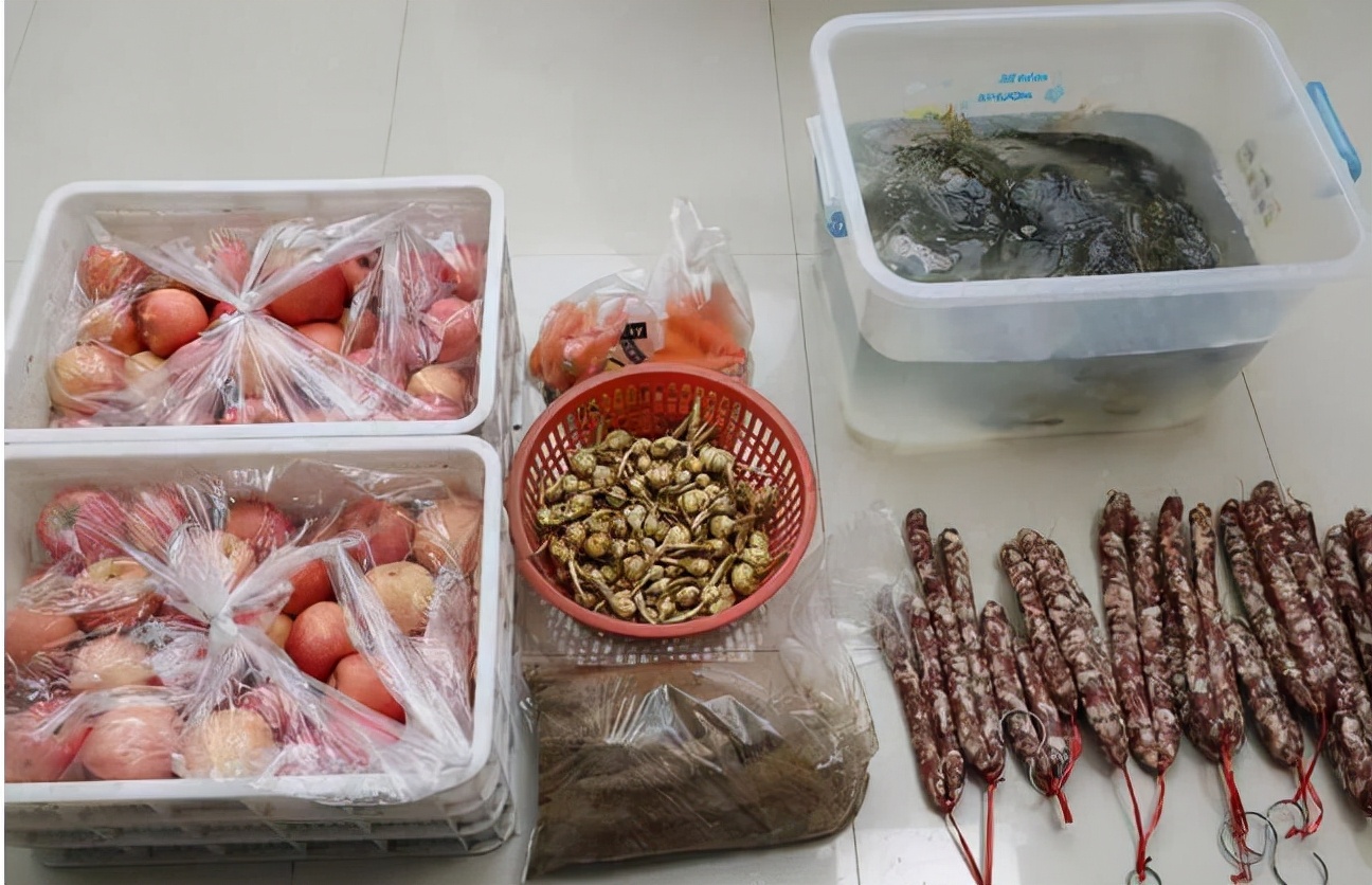 警察|钓鱼佬永不空军，结果这个老哥把别人香肠顺走，警察连夜抓捕！