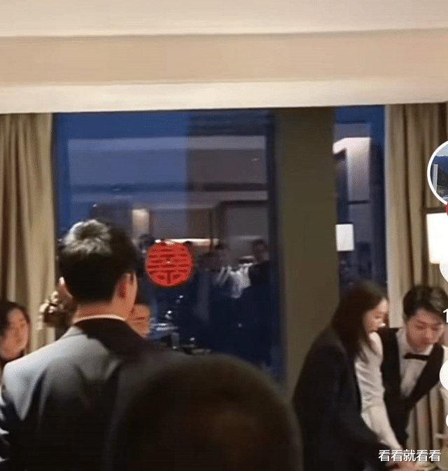 王鸥|王鸥现身同父异母妹妹婚礼，主动帮服务员备茶水，热情合照无架子