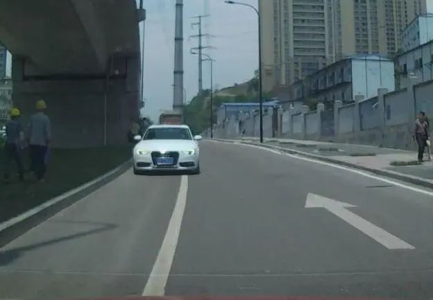 艾爱说汽车 开车误入单行车道怎么办？交警：一招救你，既不扣分也不罚款！