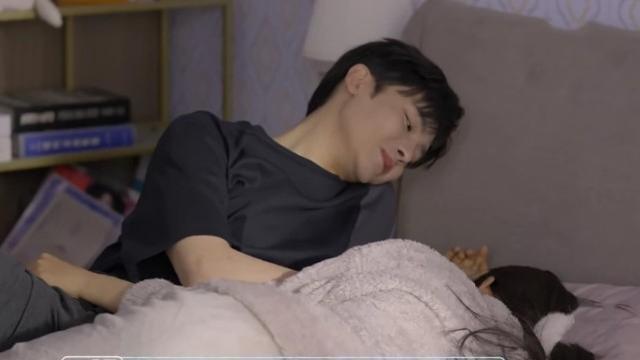 杨超越|杨超越放飞自我，腿翘着的地方让男方无法继续，导演看入迷忘喊停