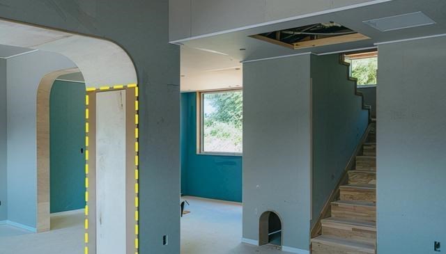 收纳不靠打柜子,门洞垭口各掏一个壁龛,打开是藏书阁、是零食柜