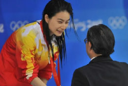 王源|郭晶晶深夜发文，告别霍启刚：醒醒，这才是真豪门！