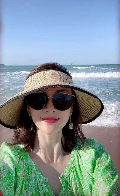 撒贝宁|撒贝宁一家四口三亚度假，龙凤胎混血容貌曝光，头发金黄皮肤白皙像妈妈