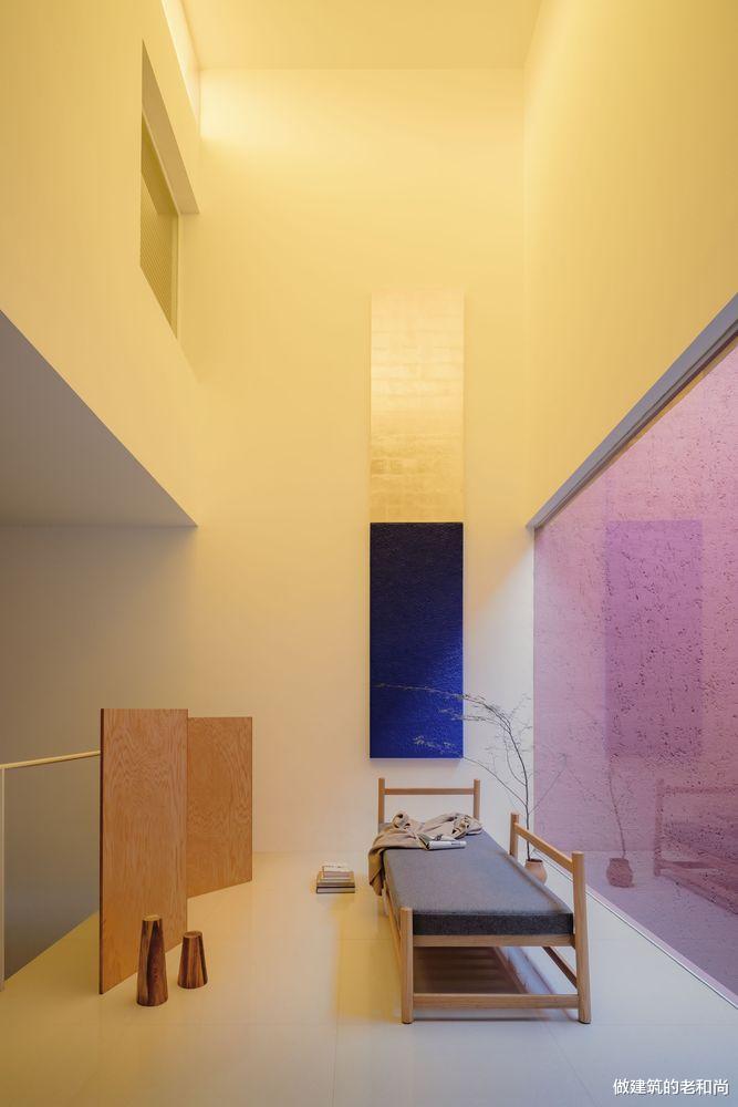 狭长型红色三层住宅:朴素简单的色调下,由天井引入阳光