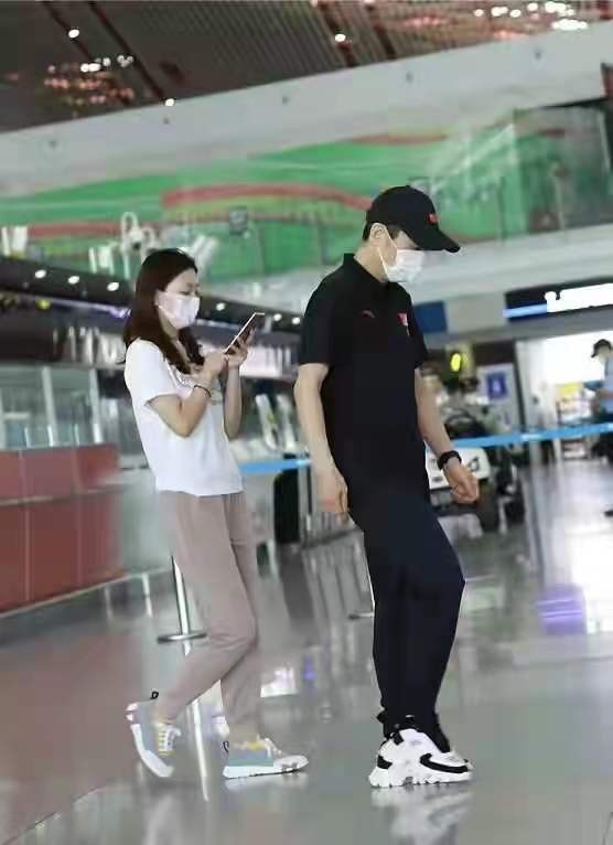 张艺谋|张艺谋真新潮！戴鸭舌帽穿国货走机场，小31岁娇妻紧跟其后好乖巧