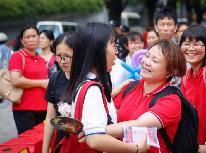 |高颜值小学生走红，校服也难掩其帅气形象，有的人天生就是主角