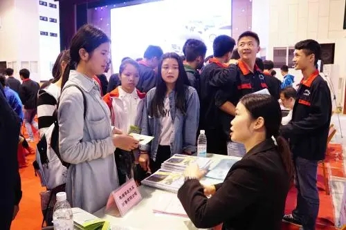 衬衫|校园招聘中也有“坑”！学生应聘要擦亮眼睛，过来人哭诉血泪教训