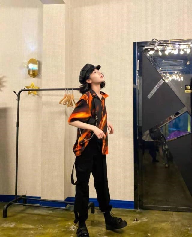 刘涛|迪丽热巴周末福利美图，花衬衫搭黑色工装裤：甜酷美少女