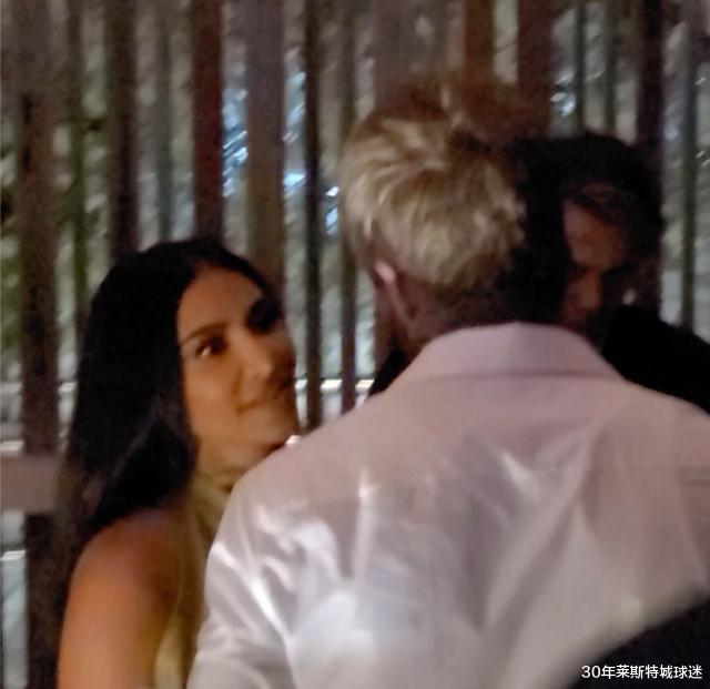 春晚|贝克汉姆过46岁中式生日！用筷子喂小七吃长寿面，接吻却惹争议