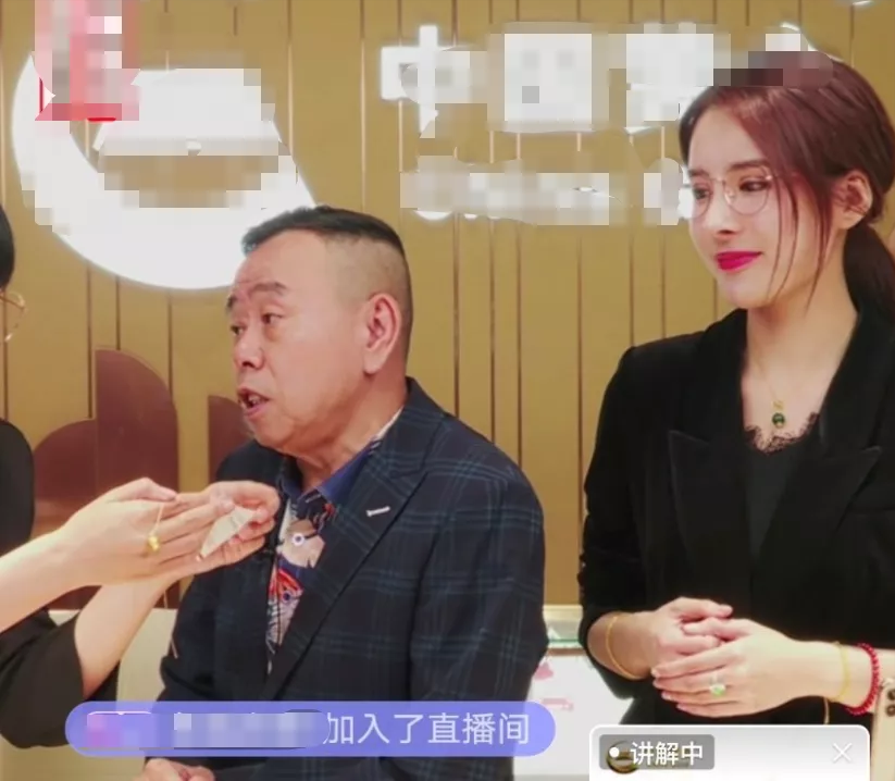 排头聚聊 潘长江直播改卖黄金，搭档美女主播带货又翻车，为蹭热度模仿女团
