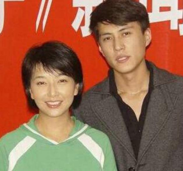 靳东|靳东结婚生子8年从不晒妻，老婆竟是“童年女神”，难怪藏得这么深