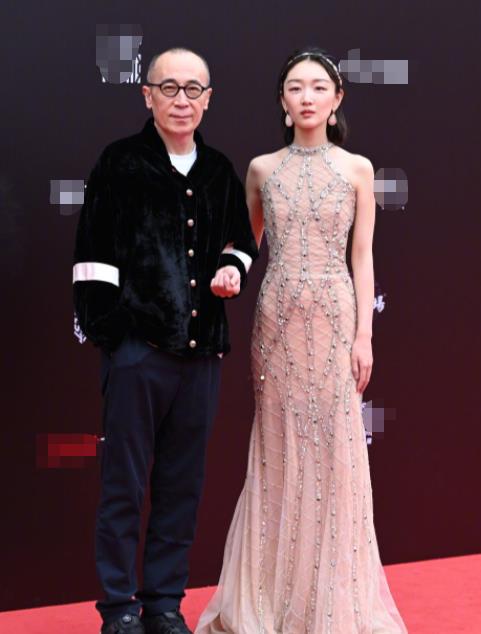 行星秘闻|女星红毯生图超亮眼！周冬雨裸色长裙秀排骨身材，姚晨深V超大胆