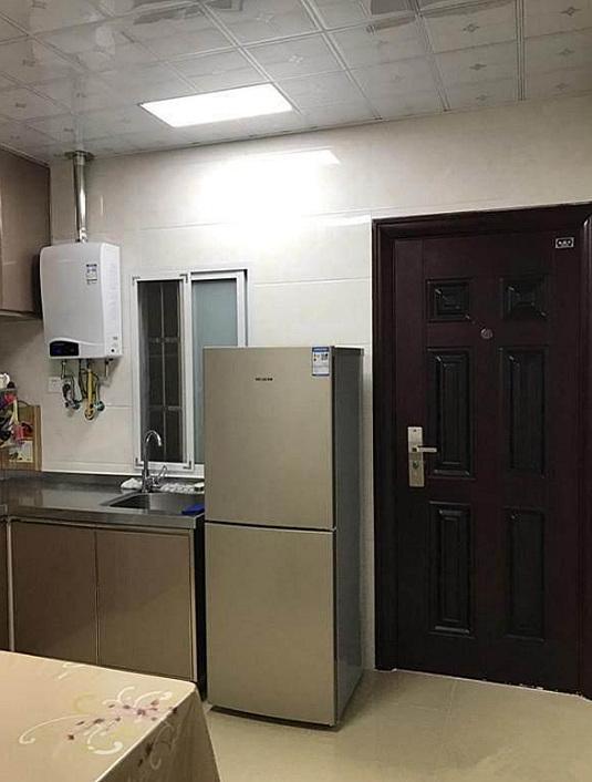 350万上海买65平二手房，厕所在厨房里，卧室没床，谁住得比我惨