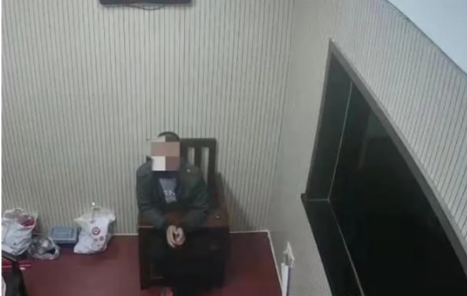 一乘客强扒车门,原因竟是……