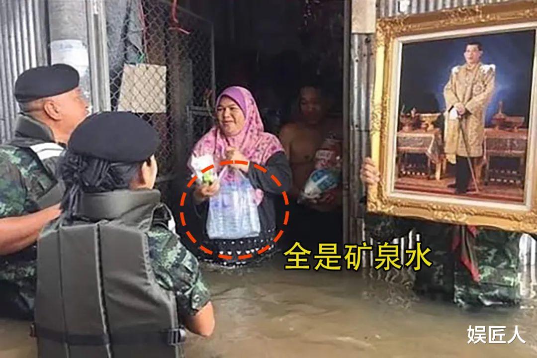 泰王救災太“作秀”，讓百姓站洪水中拍照，高舉瑪哈的照片真諷刺-圖3