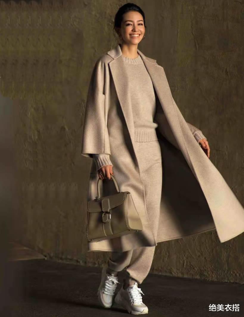 绝美衣搭 吊打一切基础色！大女人风的“米色穿搭”，堪称办公室头号时髦精